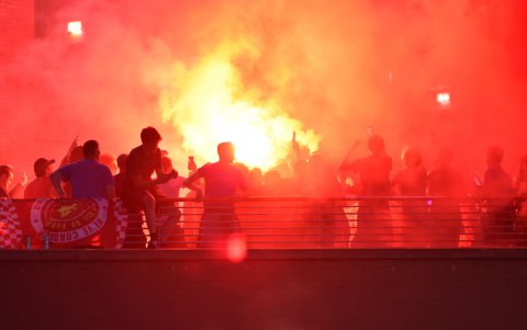 Los hinchas de Liverpool salieron con bengalas y banderas