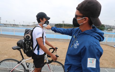 Temperatura. Desde incluso antes de ingresar al complejo se les revisa si tienen fiebre.
