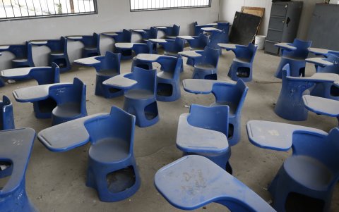Las aulas y bancas de la escuela Clara León de Posligua, en el noroeste, continúan con cenizas caídas por la erupción del volcán Sangay, hace tres semanas.
