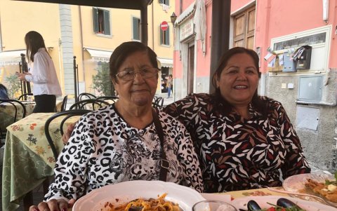 Emma junto a Elsa, en un viaje pasado.