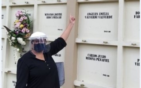 Frente al bloque donde supuestamente está enterrada su madre.