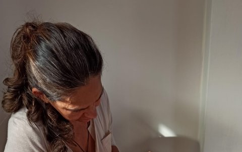 En este momento avanza en la elaboración de las manos, a las que describe como especiales.