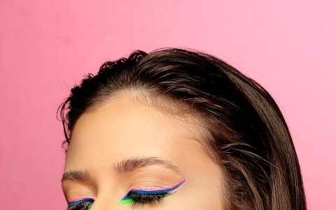 Limita el trazo con cinta adhesiva. Si hay manchas, limpia con un hisopo.