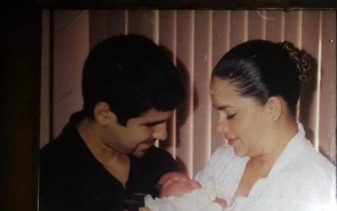 Dalia recién nacida con sus padres.