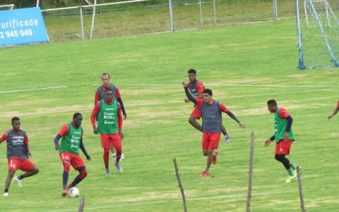 La mayoría de la plantilla del Olmedo aceptó el 50% de reducción salarial, pese a ello las deudas se mantienen.