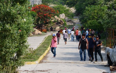 SAN MATEO DEL MAR. Residentes indígenas caminan este lunes en la comunidad Ikoots San Mateo del Mar (México). Al menos 15 personas fueron asesinadas la noche de este domingo.