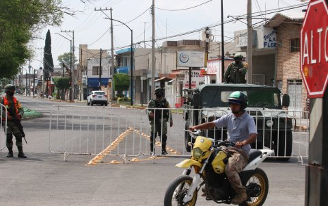 SALAMANCA. Integrantes del Ejército vigilan un acceso a las instalaciones de la refinería Ingeniero Antonio M. Amor, en Guanajuato, tras la recepción de una amenaza del Cártel de Santa Rosa de Lima.