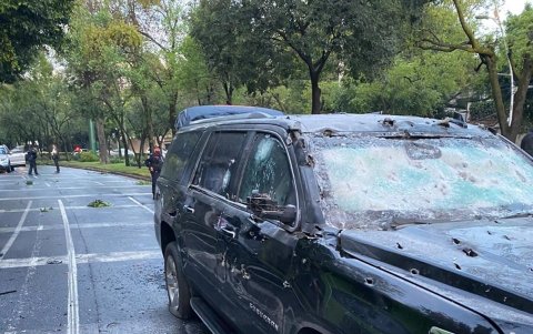 CIUDAD DE MÉXICO. El furioso ataque que sufrió el secretario de Seguridad Pública queda marcado en la cantidad de impactos de balas del vehículo en el que viajaba.