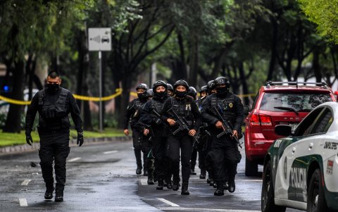 CIUDAD DE MÉXICO. Cientos de elementos de seguridad de la capital mexicana recorren por la zona donde se dio el ataque.