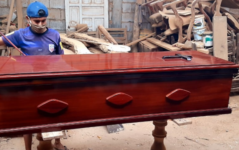 Ataúdes. Darwin Malavé aplica los últimos toques al acabado de un cofre mortuorio.