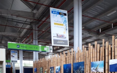 Una trabajadora del aeropuerto de Baltra realiza labores de limpieza y desinfección, ante la inminente reapertura.