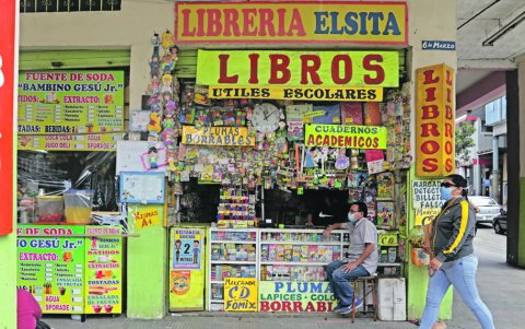 En las librerías ubicadas en el centro de Guayaquil sus dueños no logran vender prácticamente nada desde febrero.