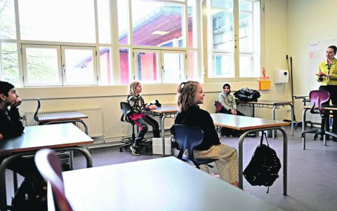 Entre las medidas dispuestas en Dinamarca, además del aseo, está la separación de los pupitres en las aulas.