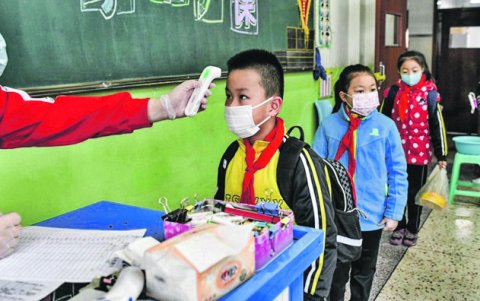 Controles. Japón y China comparten la vigilancia de la temperatura del alumno. El segundo ha incluido la colocación de láminas separadoras.