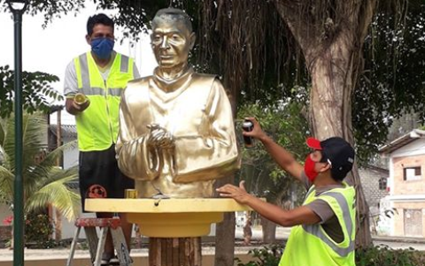 Homenaje. Comuneros construyeron una escultura en agradecimiento.