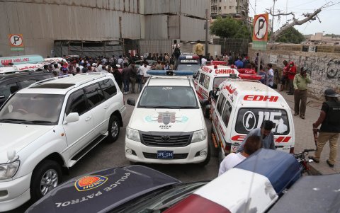 KARACHI. Un gran operativo se ejecutó tras los incidentes. Ambulancias y agentes de la seguridad arribaron al lugar, para recoger a los heridos y ejecutar un operativo de investigación.