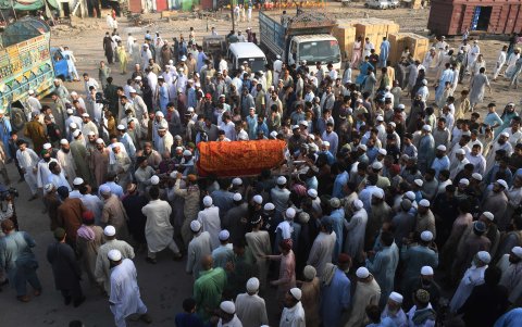KARACHI. Familiares y amigos trasladan el ataúd de uno de los guardias de seguridad privado, muerto tras el ataque al edificio de la Bolsa de Valores.