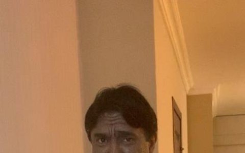 El actor parodiando a Carlos Luis Morales.