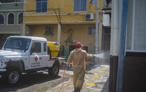 Una de sus actividades en tiempos de COVID-19 es la desinfección de superficies en los lugares de afluencia masiva.