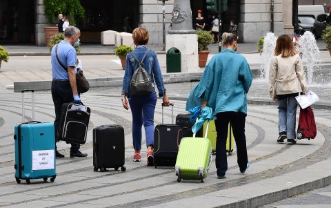GÉNOVA. Emmpleados de las agencias de viajes y operadores turísticos protestan contra el bloqueo de turistas debido a la actual pandemia de coronavirus.