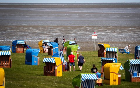 BURHAVE. Veraneantes llegan hasta una playa en esta ciudad alemana, tras la reapertura de los balnerarios.