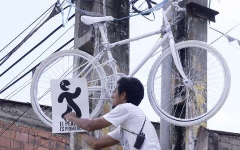 Homenaje. Se colocó una bicicleta blanca como un homenaje a un ciclista fallecido en el suroeste.