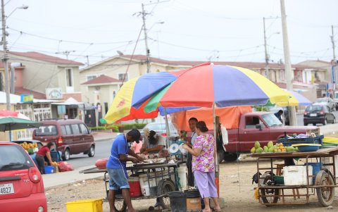 Referencial. En la avenida Costanera, en Mucho Lote 2, los habitantes se quejan de la cantidad de vehículos que se convierten a diario en ferias y mercados informales.