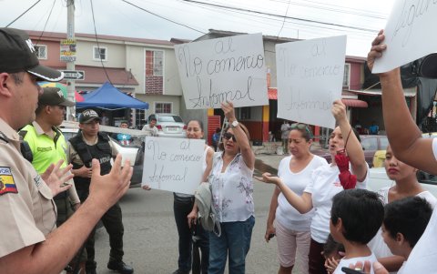 Protestas. Solo el año pasado, los residentes solicitaron la salida o regulación de los comerciantes informales, a través de plantones en el vecindario.