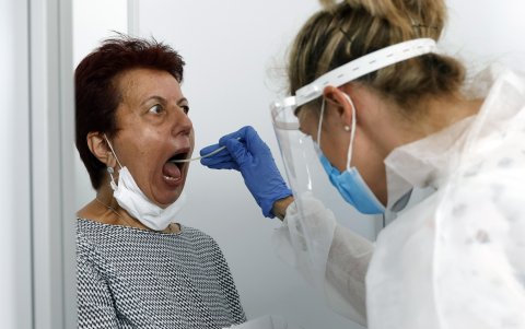 Frankfurt.- Un viajero pasa una prueba de hisopo en un centro de detección de COVID-19 en el Aeropuerto Internacional de esta ciudad alemana.