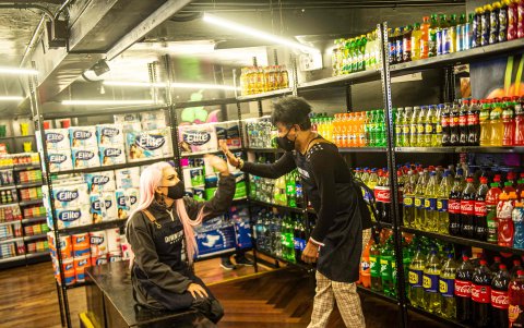 LIMA. En plena crisis de la COVID-19, una discoteca LGBT (Valetodo Downtown), se convirtió en una tienda de comestibles.