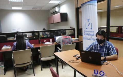En la sala de cómputo de la Universidad de Guayaquil se revisan las plataformas digitales a través de las cuales se darán clases virtuales.