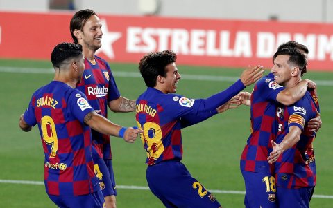 El delantero argentino (d) obtuvo un nuevo récord de goles con el equipo español y la selección de su país.