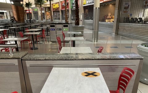En el Mall del Sur, las señaléticas son obligatorias para el distanciamiento social.
