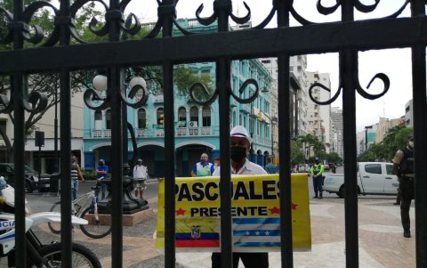 Espectadores. Hubo quienes, pese a no poder ingresar al parque, observaron la actividad desde los exteriores.