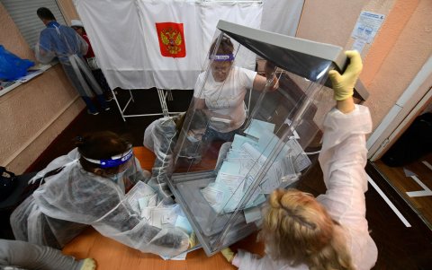 VLADIVOSTOK. Miembros de una comisión electoral vacían una urna para contar los votos en una mesa electoral en esta ciudad en el extremo oriental del país.