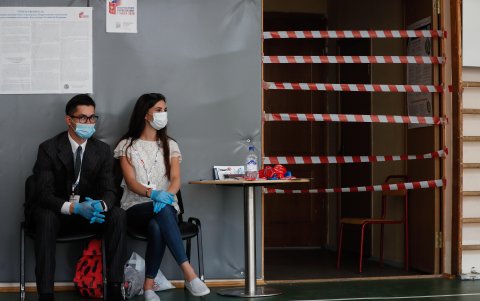 MOSCÚ. Observadores, con máscaras y guantes, supervisan la votación a nivel nacional.