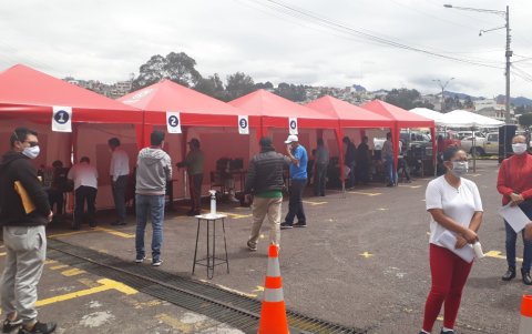 Las autoridades colocaron carpas para agilizar la atención al público y un sitio para que estacionen sus vehículos.