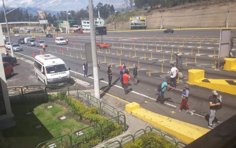 La implementación de los dispositivos electrónicos buscan reducir la manipulación de dinero y las columnas de vehículos.