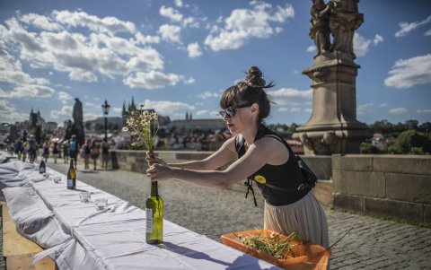 PRAGA. Los organizadores del evento cubrieron la colosal mesa con un mantel blanco y la adornaron con flores. Se alentó a los asistentes a traer su propia comida y compartirla con otros.