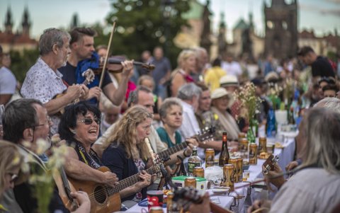 PRAGA. La cena masiva se produjo después de un alivio de las restricciones impuestas en Un intento por frenar la propagación de la enfermedad pandémica COVID-19 causada por el coronavirus SARS-CoV-2.