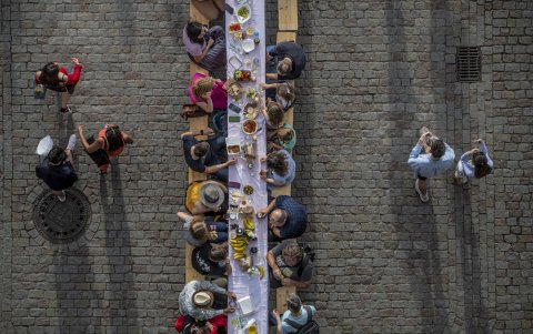 PRAGA. Un detalle de lo que fue la famosa cena al aire libre con la que se celebró el ablandamiento de las medidas de sanitarias por la crisis del COVID-19.