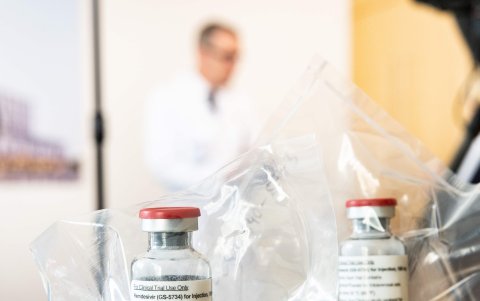 HAMBURGO. Muestra viales del medicamento 'remdesivir' usados para tratar a pacientes gravemente enfermos afectados por el coronavirus COVID-19, en el Hospital Universitario Eppendorf.