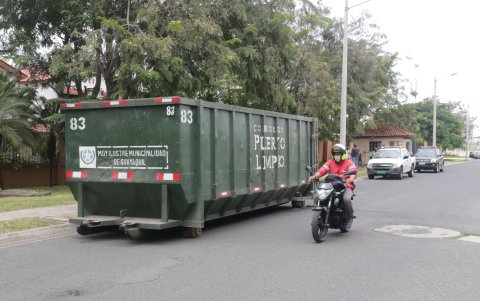 Los vagones están ubicados a un costado de la vía de salida de Terranostra. Los vecinos apuntan a que la instalación se dio para ejercer presión para aceptar la construcción del centro de acopio.