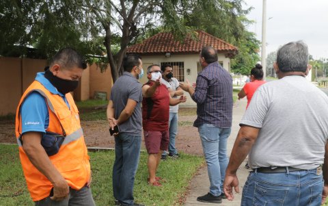Molestia. Ayer los vecinos reclaman al personal municipal sobre la instalación de los vagones. Hay descontento por parte de la comunidad.