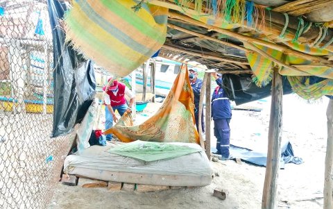 Detalles. En el sitio se encontraron sábanas, colchones y botellas de licor.