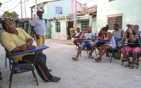 SANTA CRUZ DEL ISLOTE. Isleños se sientan al pie de sus casas en una de las pocas calles de la isla, ubicada en el Caribe colombiano.