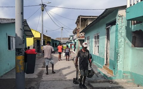 SANTA CRUZ DEL ISLOTE. Un día de mucho ajetreo en este apartado caserío colombiano, colgado en pleno Caribe.