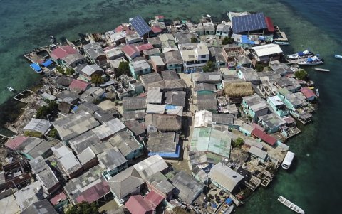 SANTA CRUZ DEL ISLOTE. Un detalle aéreo de cómo está organizada la ocupación espacial de la isla. Entre tantos techos, están las calles.