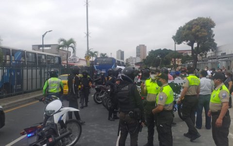 Control. Debido al desorden vial generado, personal de la Policía y la ATM acudió al sitio para despejar las calles.