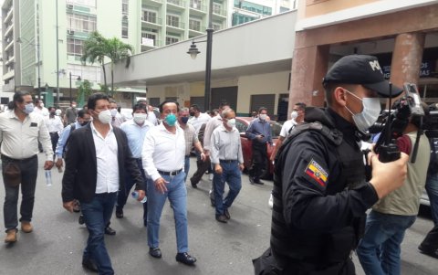 Recorrido. Los alcaldes partieron desde el parque Centenario hasta la Gobernación del Guayas, en Guayaquil.